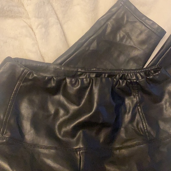 Aritzia Daria vegan leather pant in short length - Picture 5 of 5